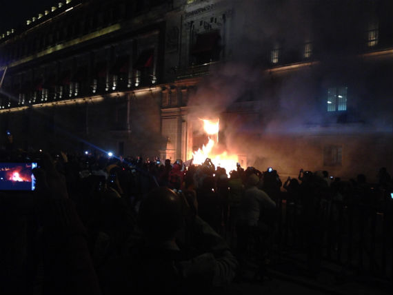 Un grupo de personas incendiaron una de las puertas de Palacio Nacional. Foto: Cuartoscuro.