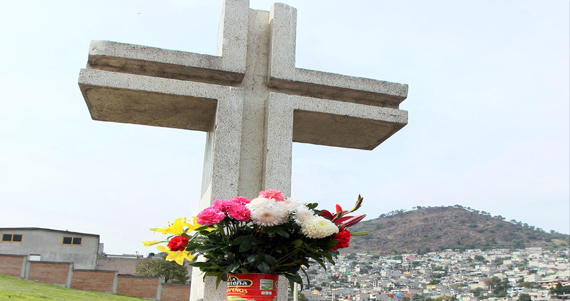 Vecinos y familiares de las víctimas, como cada año, se dieron cita para celebrar una misa en el mismo jardín, en memoria de quienes murieron el 19 de noviembre de 1984. Foto: Notimex.