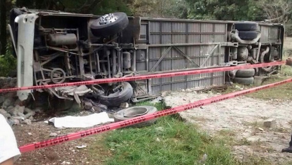 Volcadura de autobús. Foto: Cuartoscuro.