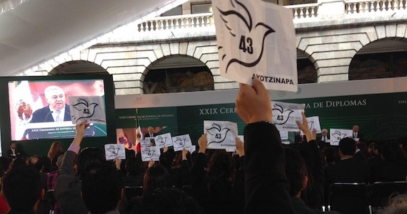 Alumnos se manifestaeon durante la entrega de diplomas a alumnos del Cinvestav. Foto: Twitter @brendapeco