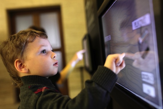 Mientras que en la infancia el aprendizaje es algo muy común, este proceso disminuye en la etapa adulta. Foto: Shutterstock