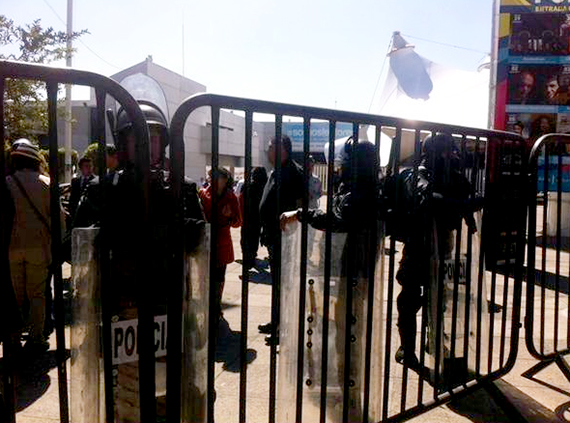 Granaderos afuera de la @FILGuadalajara. Foto: @ContraSilencio