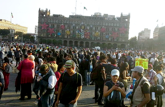 Encapuchados en el Zócalo. Foto vía Twitter: @CuellarMonteroD