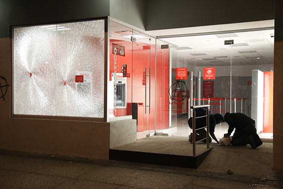 La sucursal del banco Santander fue dañada por "anarcos". Foto: Cuartoscuro
