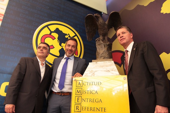 Directivos del Club América José Romano y Ricardo Peláez durante la presentación de Gustavo Matosas como su nuevo técnico para el Clausura 2015. Foto: Cuartoscuro