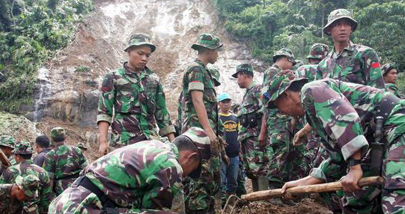Cada año mueren centenares de personas a causa de este tipo de accidentes que son más habituales durante la estación lluviosa en Indonesia Foto: EFE