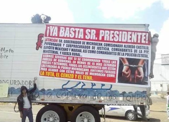 Una de las mantas colocadas por los autodefensas. Foto: Facebook Valor Por Michoacán SDR