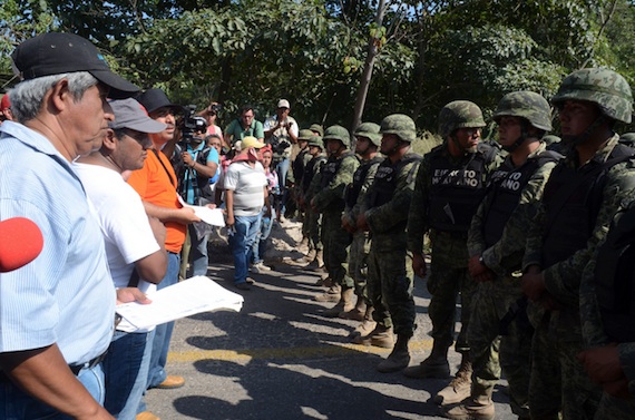 En Ayutla exigen la salida del ejército. Foto: Cuartoscuro.