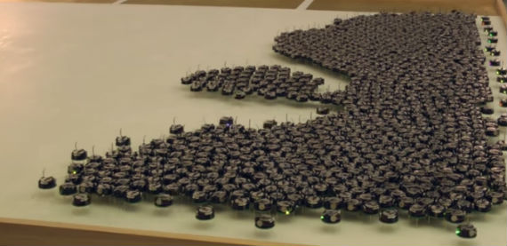 Fueron nombrados kilobots y además de desplazarse para crear formas, también pueden convertirse en útiles llaves. Foto: YouTube.