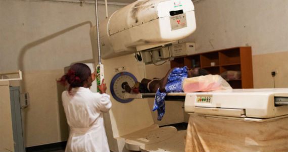 Una mujer recibe tratamiento para el cáncer cervical en un hospital de Uganda. Foto: Council of Foreign Relations