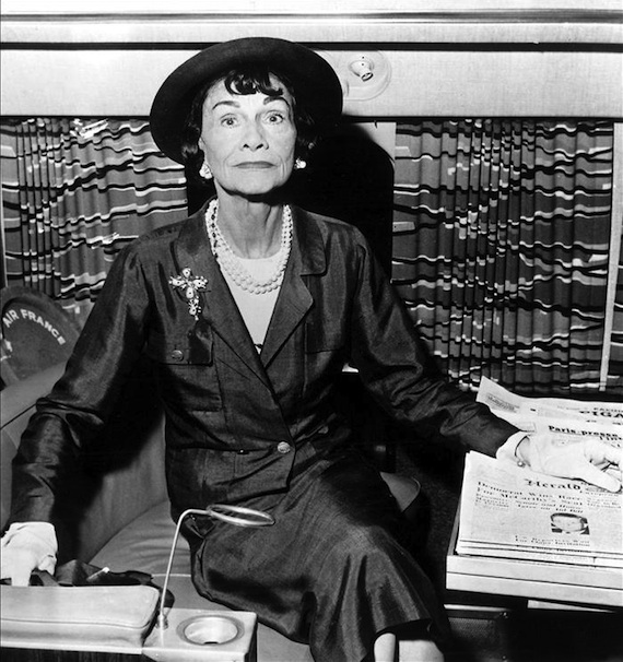 La diseñadora francesa, Coco Chanel, en un avión poco antes de iniciar un viaje, en 1957. Foto: EFE