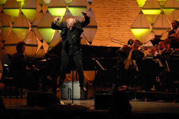 Una presentación en 2007. El león rugía, aunque estaba calvo. Foto: Página especial del artista