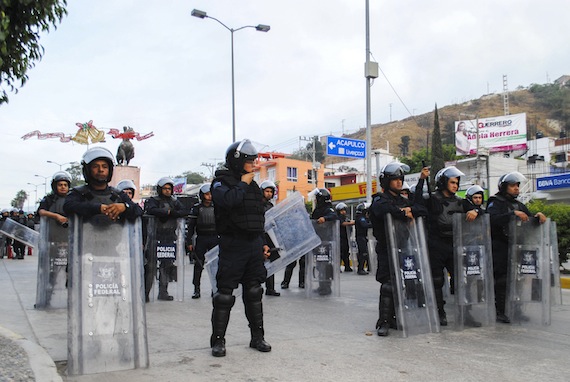 Normalistas y policías federales se enfrentaron la madrugada de  ayer en Chilpancingo. Foto: Cuartoscuro 