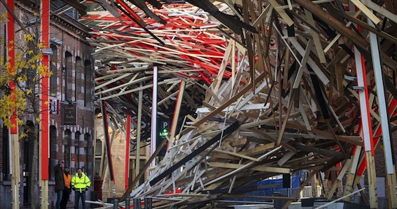 Derrumbe en Mons de una escultura icono de la Capital europea de la Cultura 2015. Foto: EFE