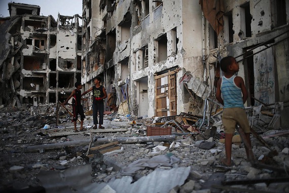 La última guerra, que duró 50 días, dejó una devastadora destrucción de viviendas e infraestructuras vitales y a unas 108 mil personas sin hogar, según la ONU. Foto: EFE.