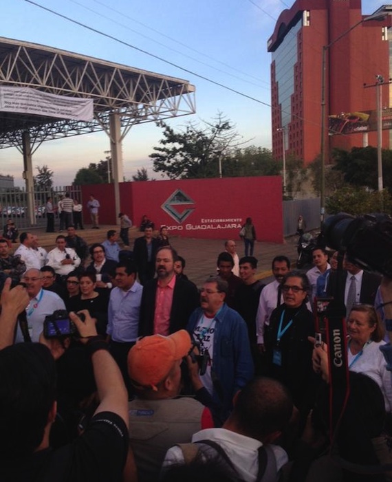 Los escritores de la FIL se unen a la movilización. Foto: Twitter @JanJohanB