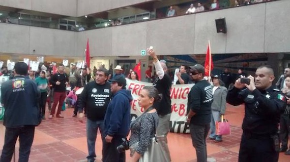 Protestas en el Palacio Municipal de Tijuana. Foto: Twitter @Global132