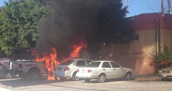 Manifestantes en Guerrero queman patrullas. Foto: Twitter @kikesma