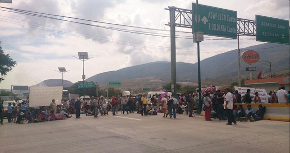 Bloqueo en Autopista del sol. Punto Parador del Marquéz. Foto: Twitter @GuerreroComSoc