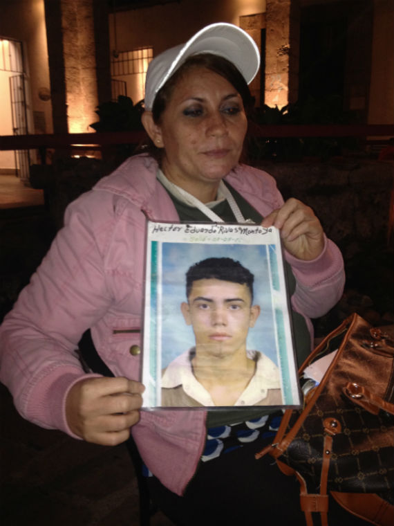 Corina Montoya muestra la fotografía de su hijo Héctor Eduardo, desaparecido en Tamaulipas el 17 de mayo de 2012. Foto: Mayela Sánchez, SinEmbargo