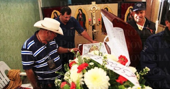 En Michoacán velan a hijo de Hipólito Mora. Foto: Provincia