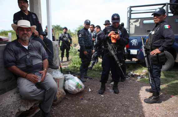 “¡Los narcos están a cien metros. Vamos a morir peleando por los muchachos en la lucha y por México!”: Hipólito Mora. Foto: Cuartoscuro 