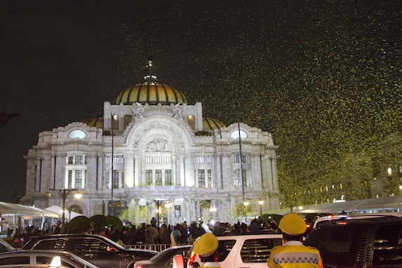 Miles de mariposas de papel fueron lanzadas al final del homenaje luctuoso al escritor Gabriel García Márquez en el Palacio de Bellas Artes el pasado 21 de abril. Foto: Cuartoscuro 