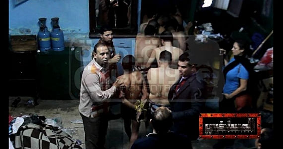 Un equipo de televisión al que llamaron filmó la redada y la misma noche se publicaron, sin censurar, las imágenes en Facebook. La presentadora del programa prometía descubrir toda la verdad sobre "los agujeros en los que se propagaba el sexo en Egipto". Foto: Captura de pantalla.