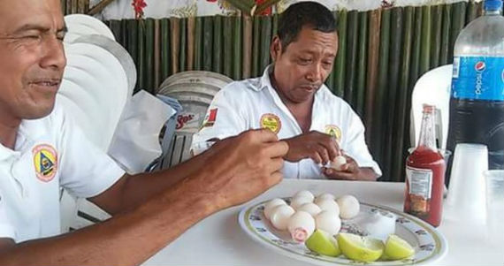 Se trata de Fidadelfo Argueta Sánchez y Jaime Arreola Montes, identificados como quienes aparecen en una fotografía que circula en redes sociales sazonando huevos una especie protegida. Foto: Facebook.