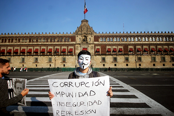 Jóvenes comienzan a reunirse en el Zócalo capitalino. Foto: Francisco Cañedo, SinEmbargo