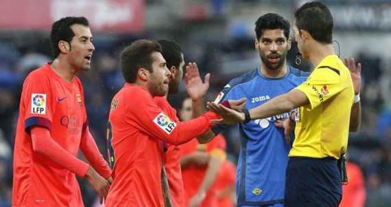 El conjunto azulgrana no pudo encontrar los caminos en un partido condimentado por una lluvia incesante Foto: EFE