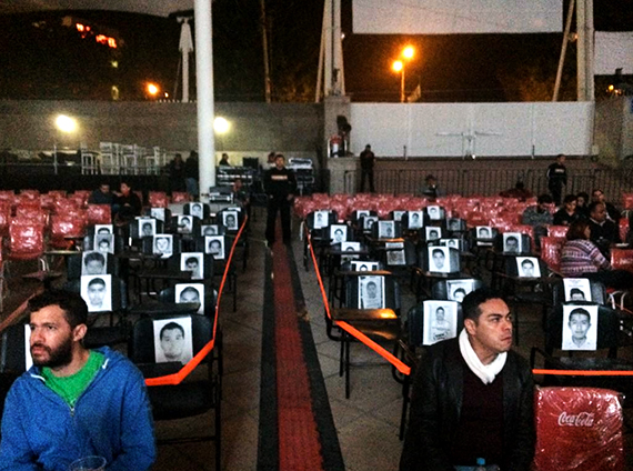 La Fil de Guadalajara con Ayotzinapa. Foto: @Emiliotou27