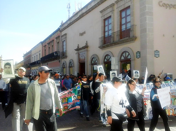 Manifestantes caminan por calles de Durango, Dgo. Foto: Pocopelo22