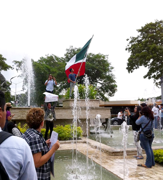 Manifestantes en Tabasco 'Fuera Peña'. Foto: @yanetdelacruz