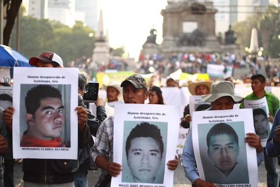 A lo largo del país se han realizado distintas marchas para exigir la aparición con vida de los normalistas. Foto: Antonio Cruz, SinEmbargo.
