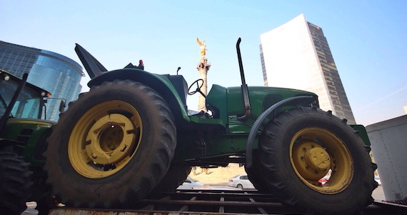 El Barzón anunció que la movilización saldría de la Columna de la Independencia rumbo al Zócalo. Foto: Francisco Cañedo, SinEmbargo