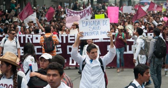 MÉXICO, D.F., 10OCTUBRE2014.- Cientos de estudiantes del Instituto Politécnico Nacional (IPN) iniciaron una marcha que partió de la Estela de la Luz rumbo a la Secretaria de Gobernación y a Tlatelolco en demanda a la abrogación del reglamento del plan de Estudios.