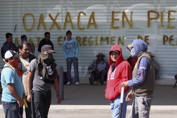 Manifestantes toman aeropuerto en Oaxaca. Foto: Cuartoscuro