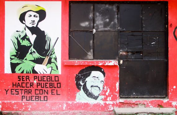 Debajo de la figura, está escrita su célebre consigna “Ser pueblo, Hacer pueblo, Estar con el pueblo”Foto: Antonio Cruz, SinEmbargo