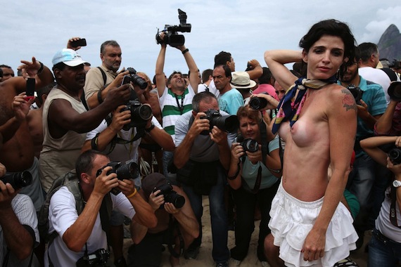 Aunque, en teoría los senos despiertan mayor fascinación, los latinoamericanos prefieren observar gluteos. Foto: EFE