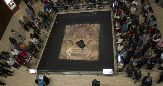 Se exhibe la cabeza de diorita de la diosa Coyolxauhqui, hallada en el siglo XIX, la cual había sido removida de su lugar pero que sin duda era parte del discurso escultórico del sitio. Foto: Cuartoscuro.