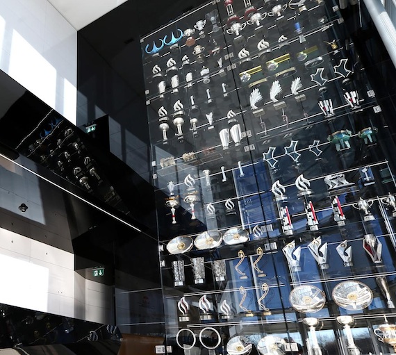 La policía explicó que un grupo de seis personas forzó el ingreso a la fábrica. Foto: Twitter @redbullracing