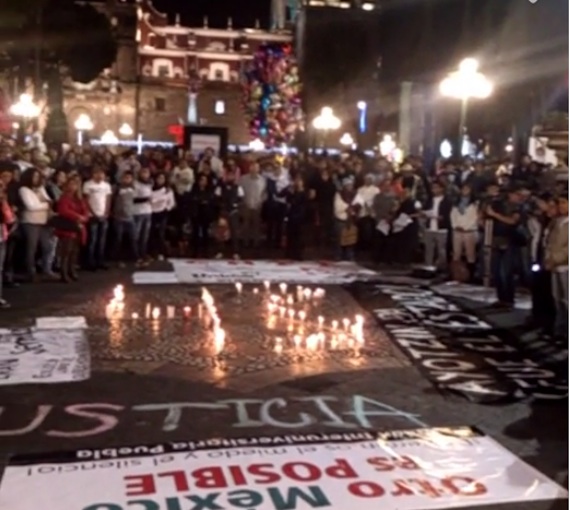 Los manifestantes se concentran cerca de la catedral de Puebla. Foto: Twitter @_BetoMM 2