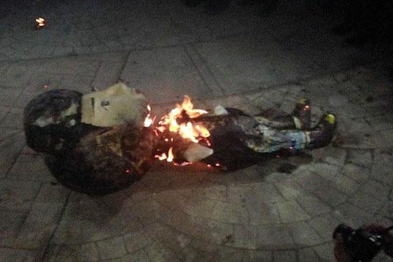 Frente al Congreso de Saltillo queman piñatas con la figura de EPN. Foto: Twitter @anonopshispano