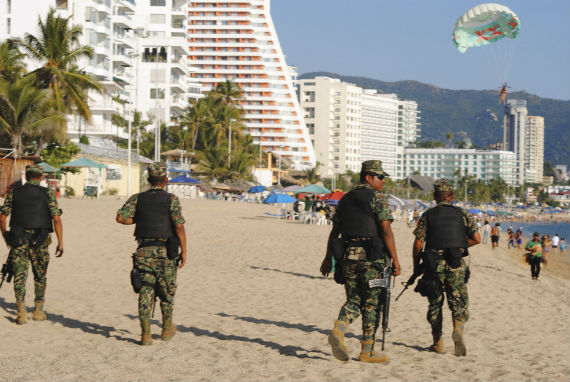 La Gendarmería Nacional y fuerzas de seguridad pública mantienen un amplío operativo en el Puerto de Acapulco. Foto: Cuartoscuro 