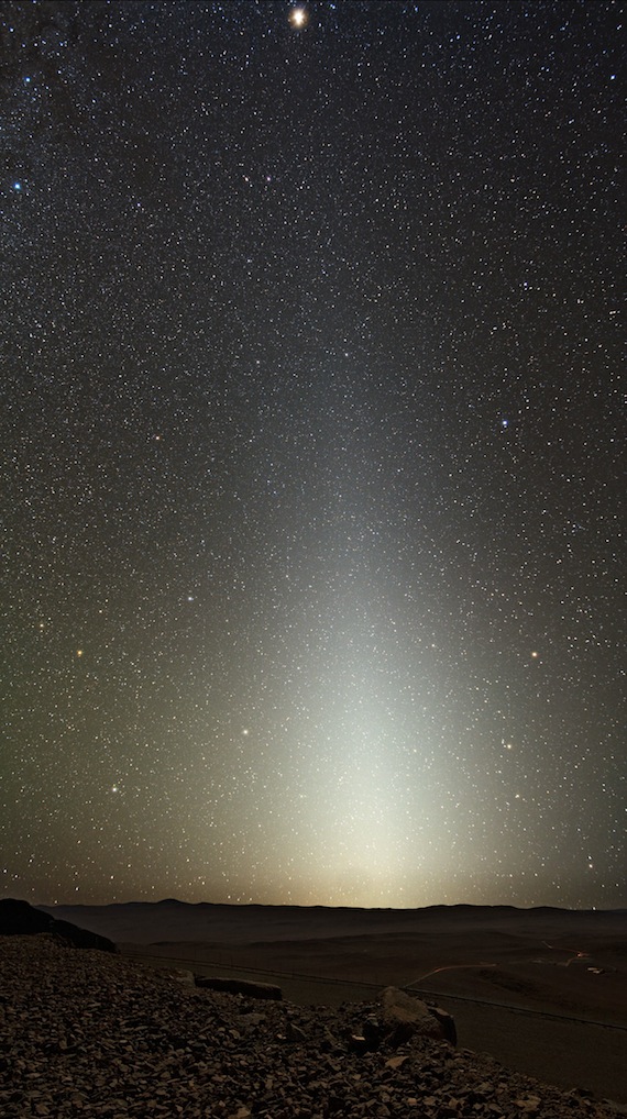 Cielo estrellado, con una brillante columna producida por la luz zodiacal, ilumina el  desierto de Cerro Paranal. Foto: ESO