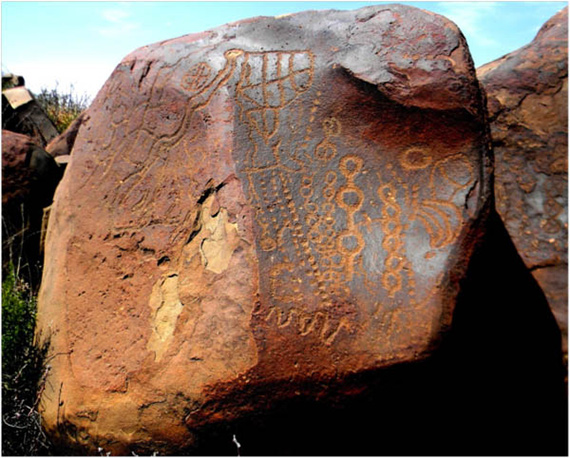 Cuenta de los días en piedra de yaciemiento rupestre en Coahuila.