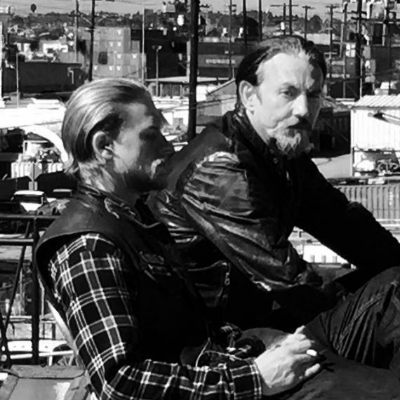A estos dos ya los extraño, escribió Kurt Sutter, el creador de Sons of Anarchy, al pie de esta foto: Foto: Facebook