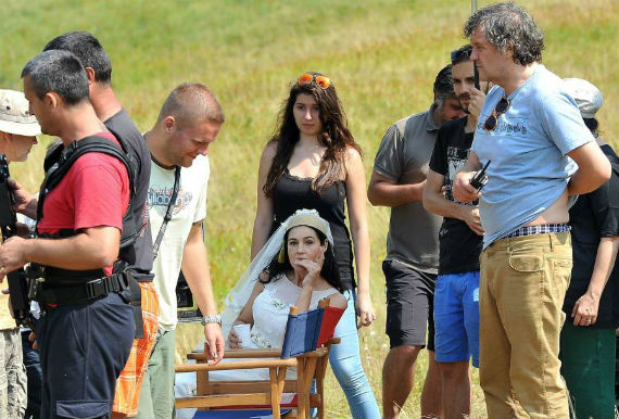 Filmando con Monica Bellucci en Bosnia. Foto: Facebook