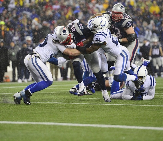 La polémica llegó al encuentro entre Colts y "Pats" debido a los balones desinflados con los que se jugó. Foto: EFE